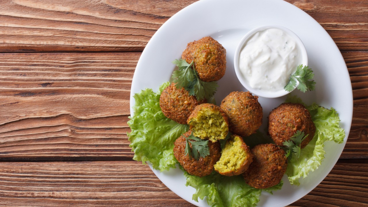 Falafelgolyók fokhagymás tejföllel