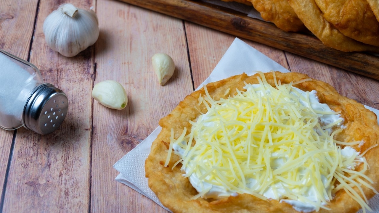 A kenyérsütő kemencétől a balatoni sütödékig  – a lángos története