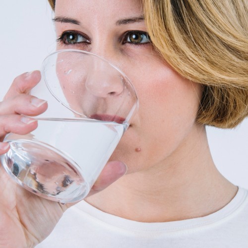 Hideg vagy szobahőmérsékletű vizet egészségesebb inni? Szakértők adnak választ